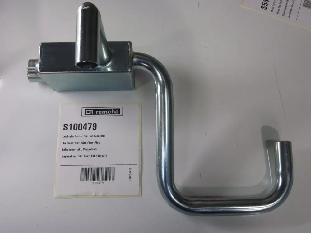 Luftabscheider mit Anschlussrohr von Remeha, in metallischer Ausführung, für die Installation in Heizsystemen.